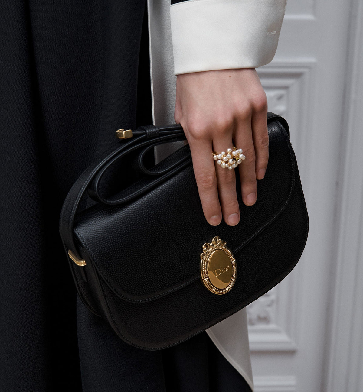 Medium Médaillon Flap Luxury Handbag With Grained Calfskin And Signature Clasp For Women